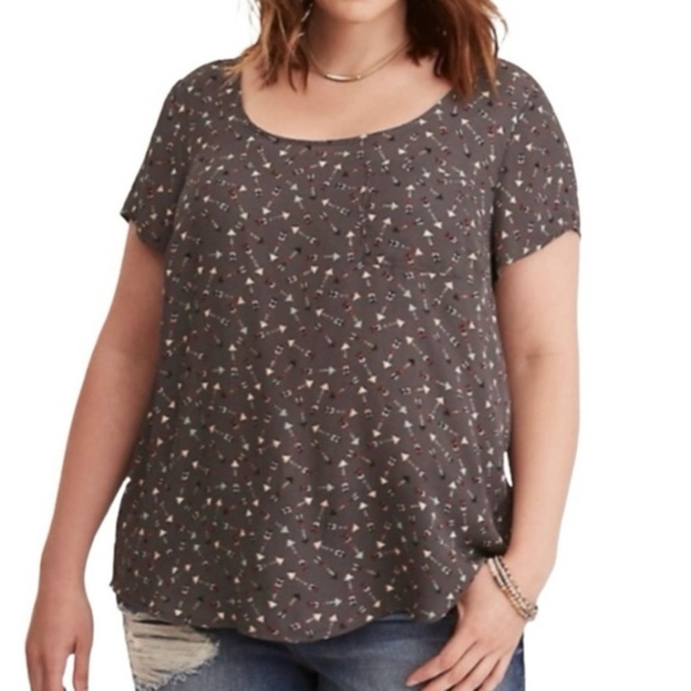 Torrid Abbey Arrow Georgette Button Back Blouse Size 2 2X Short Sleeve Grey - Picture 2 of 12